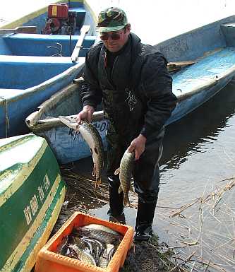 Rybak z rybami z jeziora Dejguny